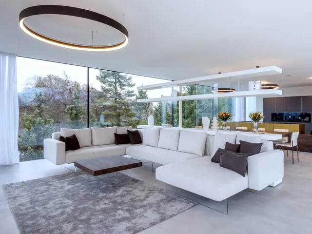 Elegantní moderní kruhové svítidlo Indi. Průměr 150cm, svítí přímo-nepřímo. Chytré ovládání stmívá každou složku světla zvlášť.
