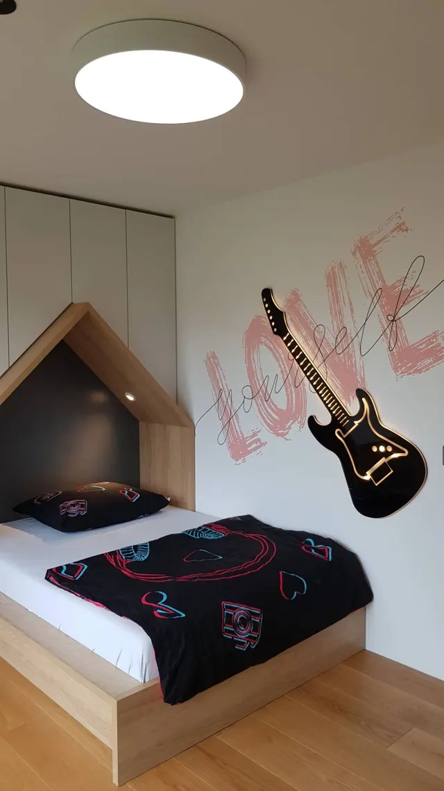 Kvalitní LED osvětlení dětského pokoje, vybavené proměnnou teplotou bílé, doplněné o designový prvek prosvětlený LED RGBW s chytrým ovládáním.